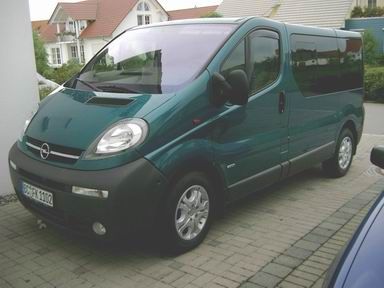 Front und Fahrerseite des Opel Vivaro. 