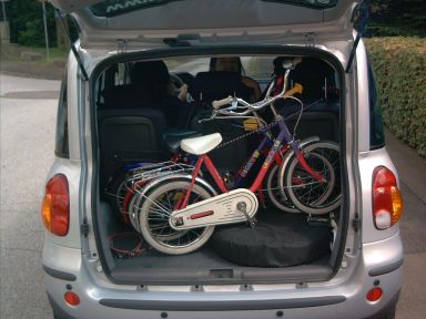 Drei Kinderfahrräder finden leicht Platz im breiten Kofferraum des Multipla. 