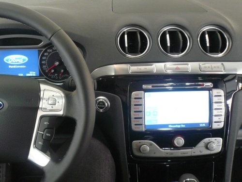 Cockpit des S-MAX Titanium mit Dekorelementen in Piano-Lack. 
