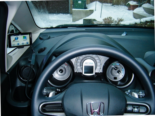 Navigationsgerät von Garmin am kleinen Seitenfenster. 