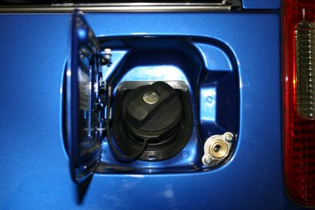 Tankstutzen eines VW Caddy mit zusätzlichem Einfüllventil der Autogasanlage. 