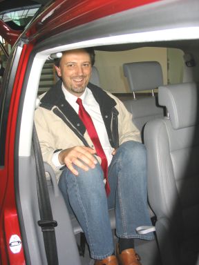 Oliver Riesen bei der Sitzprobe in der dritten Sitzreihe des VW Touran. 