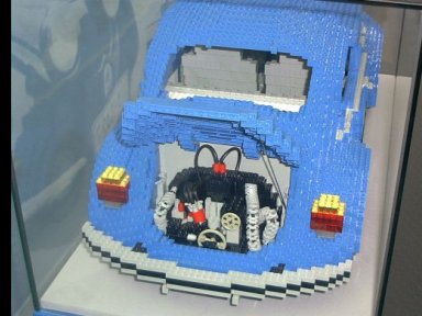 VW Käfer mit naturgetreuem Motor aus Legobausteinen. 