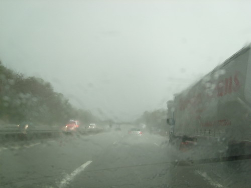 Auf der Autobahn bei extrem starken Regen. 