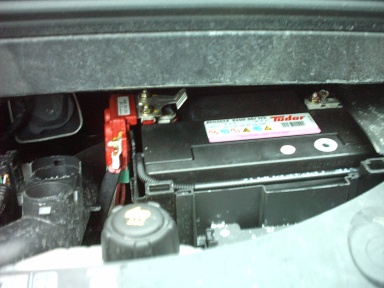 Gefunden! Die Batterie im Motorraum des Renault Modus. 