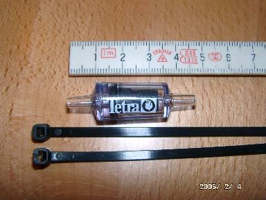 Das kleine Ventil und zwei Kabelbinder. 