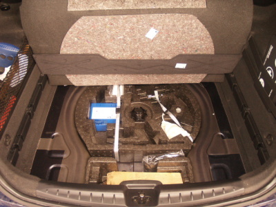 Die dritte Ebene des Kofferraums, hier ist unter anderem das TMS untergebracht. 