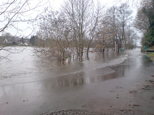 Überfluteter Leinpfad Mülheim. 