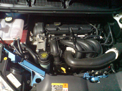 Motorraum des Ford C-MAX mit 100-PS-Benzinmotor. 