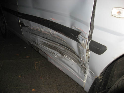 Detailansicht der beschädigten Beifahrerseite des Unfallverursachers. 