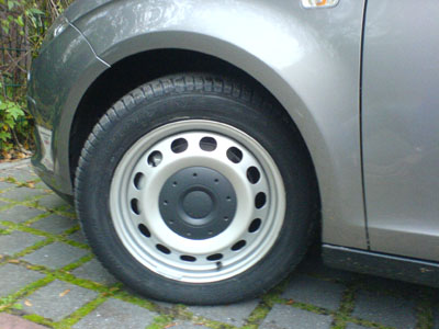 Stahlfelge in chrom mit Nabenabdeckung und Goodyear Ultra Grip7 in der Dimension 205/55R16. 