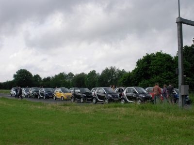 Viele kleine smarts in Startaufstellung für die smart-tour 2009 in Nordhessen. 