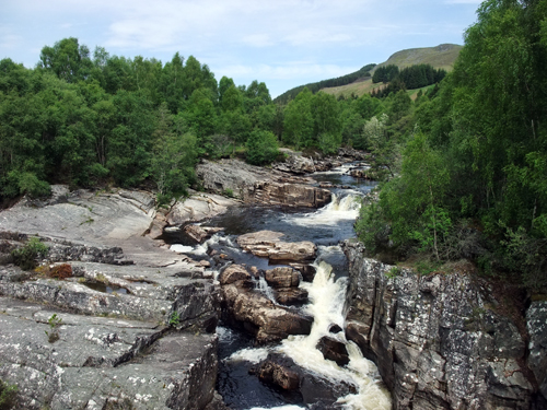 In den Highlands sieht man immer wieder solche romantischen Wildbäche mit dem moorigen Wasser. 