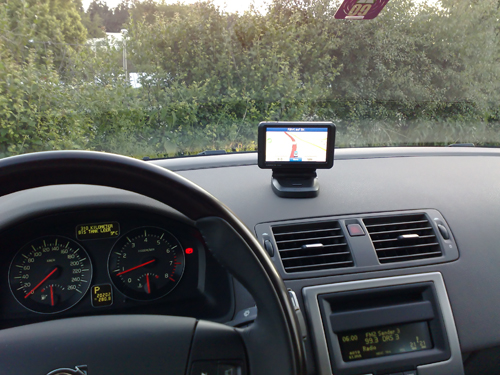 Das Garmin nüvi 765T in der aufgeklappten Halterung auf dem Dashboard aus der Fahrerperspektive. 