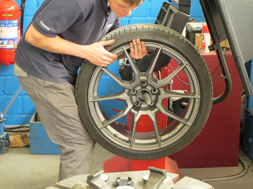Die neuen Räder mit den aufgezogenen Reifen müssen penibel ausgewuchtet werden. 