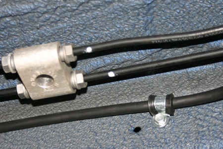 Die Gasleitung (unten) verläuft parallel zu den Bremsleitungen. 