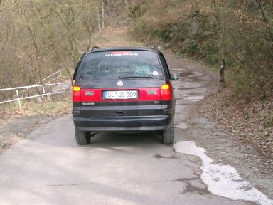 VW Sharan bei der Abfahrt am Steilhang. 