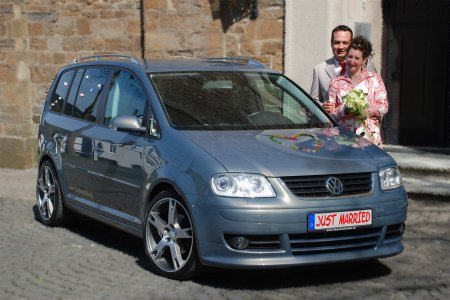 Jan und Mirjam neben dem geschmückten Hochzeitswagen. 