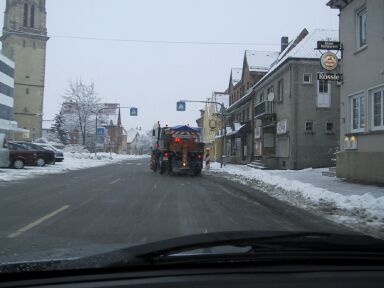 Durch die Hauptstrasse hinter einem Räumfahrzeug her. 