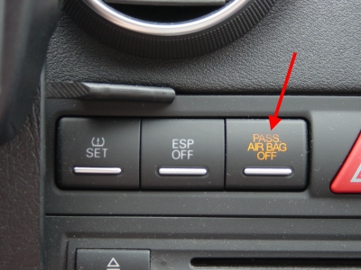 Die rechte Kontrolleuchte zeigt den deaktivierten Beifahrerairbag an. 