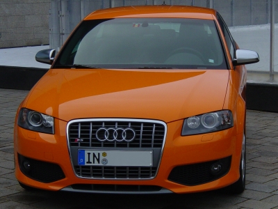 Vor dem Audi-Forum steht einer der ersten neuen Audi S3 in aufregendem Glutorange. 