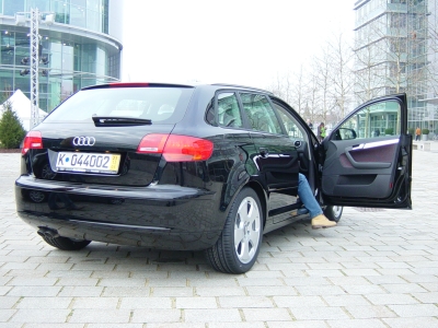 Auf dem Platz vor dem Audi-Forum: die Heckansicht des neuen Sportbacks . 