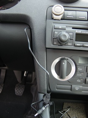 Das Kabel des Ladegerätes ACP-8E paßt an den Anschluß des CARK 112. Das Kabel des Ladegerätes ACP-8E paßt an den Anschluß des CARK 112.