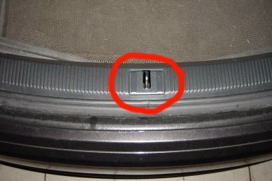 Instandgesetzte Kunststoffabdeckung im Kofferraum des Audi A3 2.0 TDI. Instandgesetzte Kunststoffabdeckung im Kofferraum des Audi A3 2.0 TDI.