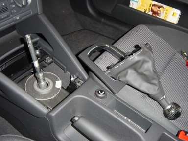 Der A3 2.0 TDI beim Austausch des Schaltknauf. Der A3 2.0 TDI beim Austausch des Schaltknauf.