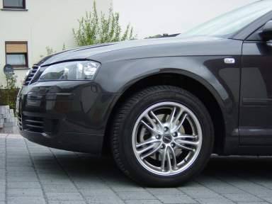 Schicke Seitenansicht des Vorderwagens des Audi A3 2.0 TDI in Lavagrau Perleffekt . 