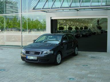 Ausfahrt aus dem Audi-Forum. 