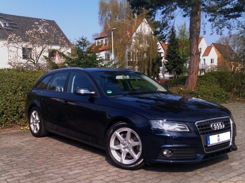 Die Lackaufbereitung und die polierten Sommerräder lassen den Wagen glänzen - bis zum nächsten Regenschauer. Frisch gewaschener A4 in der Frühlingssonne.