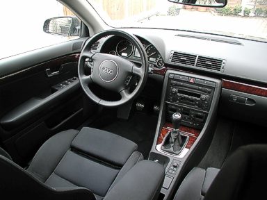 Fahrerplatz nach nun zwei Jahren und knapp 58.000 km. Fahrerplatz nach nun zwei Jahren und knapp 58.000 km.