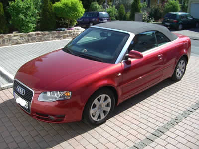Seitenansicht A4 Cabrio granatrot. Seitenansicht A4 Cabrio granatrot.