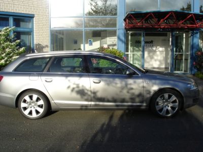 Beifahrerseite des Audi A6 Avant. 