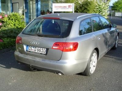 Beifahrerseite und Heck des Audi A6 Avant. 