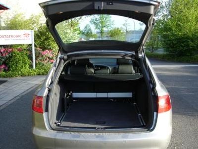 Blick in den Laderaum durch die geöffnete Heckklappe des Audi A6 Avant. 