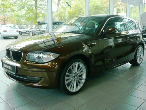 BMW 116i als "Edition Lifestyle" in den Ausstellungsräumen von BMW Brandenburg in Düsseldorf. 