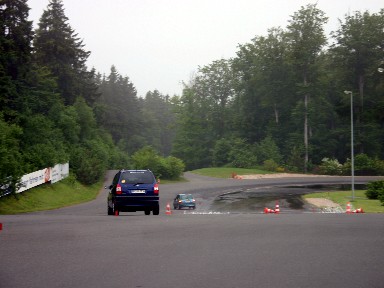 Mit dem langsamen Slalom gewöhnten sich die Teilnehmer zunächst an die Strecke. 