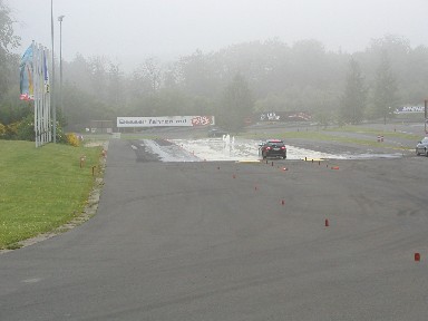 Der 320d beim Ausweichen vor einem plötzlich auftauchenden Hindernis auf der bewässerten Gleitfläche. 