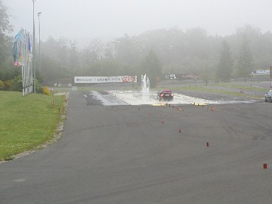 Der 320d beim Ausweichen vor einem plötzlich auftauchenden Hindernis auf der bewässerten Gleitfläche. 