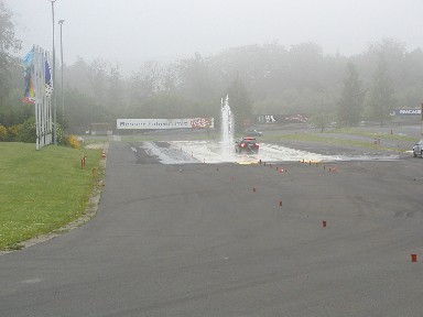 Der 320d beim Ausweichen vor einem plötzlich auftauchenden Hindernis auf der bewässerten Gleitfläche. 