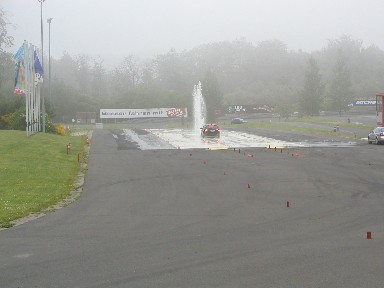 Der 320d beim Ausweichen vor einem plötzlich auftauchenden Hindernis auf der bewässerten Gleitfläche. 