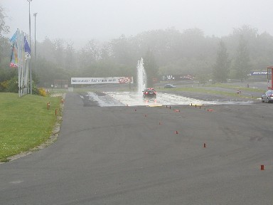 Der 320d beim Ausweichen vor einem plötzlich auftauchenden Hindernis auf der bewässerten Gleitfläche. 