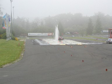 Der 320d beim Ausweichen vor einem plötzlich auftauchenden Hindernis auf der bewässerten Gleitfläche. 