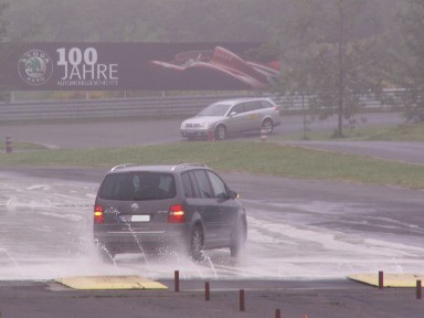 Beim VW Touran schön zu sehen: Der Versatz des Fahrzeugs nach Passieren der Schleuderplatte. Beim VW Touran schön zu sehen: Der Versatz des Fahrzeugs nach Passieren der Schleuderplatte.