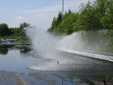 Bei der Durchfahrt durch das Wasserbecken entsteht eine enorme Gischtwolke. 