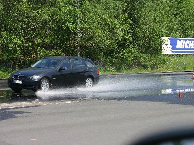 Der 320d beim ungebremsten Spurwechsel. 