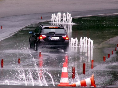 Der 320d bei der Einfahrt in die bewässerte Hundekurve. Der 320d bei der Einfahrt in die bewässerte Hundekurve.
