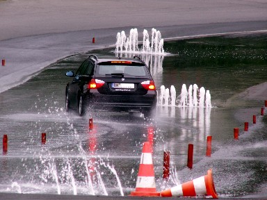 Der 320d bei der Einfahrt in die bewässerte Hundekurve. 